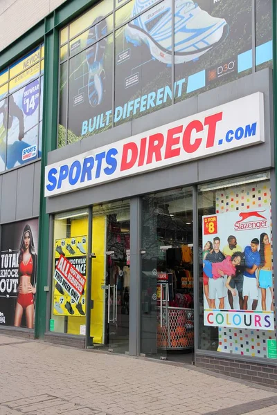 英国伯明翰 2013年4月24日 Sportsdirect 体育时尚商店在英国伯明翰 体育直接提供折扣体育用品在670家商店全世界 — 图库照片