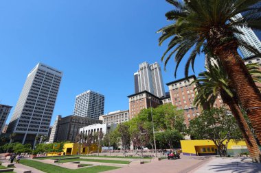 LOS ANGELES, ABD - 5 Nisan 2014: İnsanlar Los Angeles 'taki Pershing Meydanı' nı ziyaret ediyor. Los Angeles, ABD 'nin en kalabalık ikinci şehridir (3,792,621 kişi).).