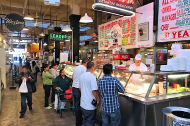 Los Angeles, ABD - 5 Nisan 2014: İnsanlar ziyaret Los Angeles Grand Central Market. Pazar tarihleri ve 1917 için geri La konumlar en iyi turistik biridir.