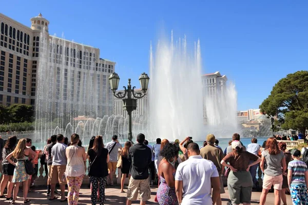 Las Vegas Amerikai Egyesült Államok 2014 Emberek Élvezik Szökőkutak Szemben — Stock Fotó