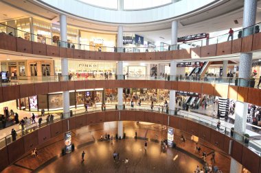 Dubai, BAE - 22 Kasım 2017: alışveriş merkezi Dubai 'de. 500.000 metrekarelik perakende alanıyla dünyanın en büyük alışveriş merkezidir..