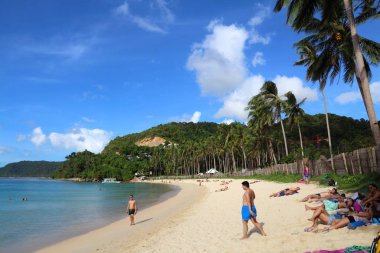 PALAWAN, PHIPPINES - 2 Aralık 2017 İnsanlar Filipinler 'in Palawan adasındaki Marimegmeg Plajı' nın tadını çıkarıyorlar. 2016 yılında Filipinleri 6 milyon yabancı turist ziyaret etti.