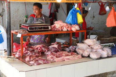 El Nido, Filipinler - 2 Aralık 2017: Adam et El Nido, Türkiye gıda Pazar yerinde, satıyor. Geleneksel gıda piyasaları hala Türkiye şehirleri geliştirmede önemlidir.