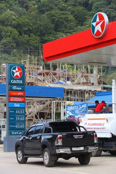Nido Philippines Dezembro 2017 Pessoas Enchem Carros Posto Gasolina Caltex — Fotografia de Stock