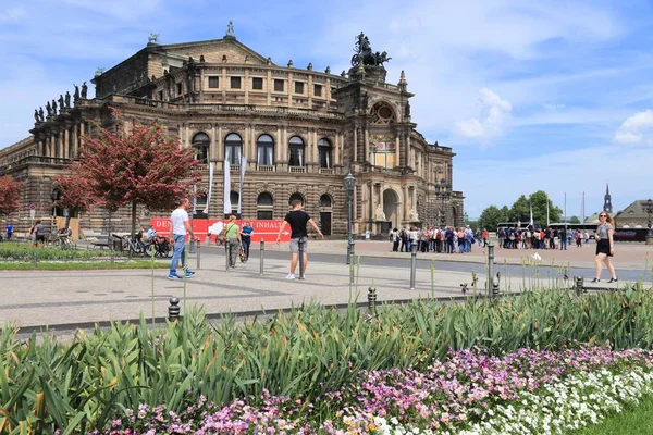 Dresden Alemania Mayo 2018 Gente Visita Semperoper Opera House Altstadt — Foto de Stock