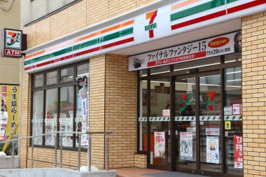 Nara, Japonya - 23 Kasım 2016: 7-Eleven bakkal Tokyo, Japonya. 7-eleven bir marketin 56,600 mağazaları ile küresel bir markadır.