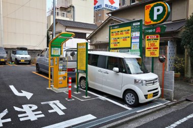 Tokyo, Japonya - 30 Kasım 2016: self servis Park Tokyo, Japonya'da Repark. Otomatik self servis park yerleri kalabalık Japon şehirlerde son derece popüler olan.