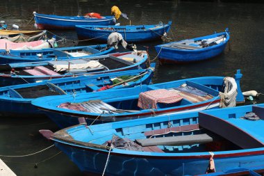 Bari, İtalya'nın Akdeniz liman mavi balıkçı tekneleri.