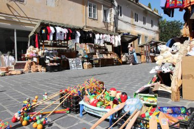 Brasov, Romanya - 21 Ağustos 2012: İnsanlar Hediyelik eşya tezgahları Brasov, Romanya ziyaret edin. Brasov bir popüler turizm Brasov County 581,983 gelenler ile 2008 yılında yer.
