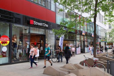 LEIPZIG, ALMANY - 9 Mayıs 2018: İnsanlar Leipzig, Almanya 'daki Grimmaische Caddesi' nden alışveriş yapıyor. Leipzig 582.277 nüfusuyla Almanya 'nın en büyük 10. şehridir..