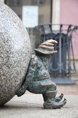 Wroclaw, Polonya - 11 Mayıs 2018: Sisifos gnomes cüceler küçük heykel Wroclaw, Polonya. Wroclaw 350 gnome heykeller şehrin vardır..