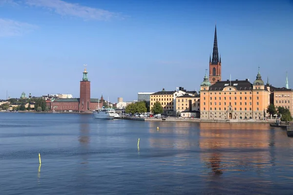 斯德哥尔摩市的天际线在瑞典 Riddarholmen Kungsholmen Islands Waterfront View — 图库照片