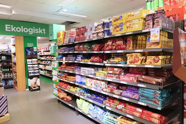 斯德哥尔摩 2018年8月24日 超级市场甜点部分在斯德哥尔摩 瑞典每月消费支出共计 5200亿 Sek 2018 — 图库照片
