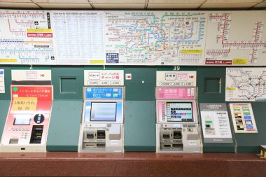 Tokyo, Japonya - 29 Kasım 2016: Bilet makineleri Tokyo Toei Metro istasyonunda. Toei Metro ve Tokyo Metro 285 istasyonları ve günlük 8.7 milyon kullanıcı var..