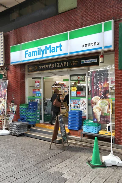 日本东京 2016年11月29日 Familymart 便利店在日本东京 Familymart 是日本最大的便利店特许经营连锁店之一 拥有7604家店铺 2012 — 图库照片