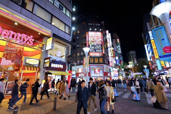 2016 人们访问日本东京 晚上池袋区 东京是日本首都城市 3780 万人生活在其地铁的地区 — 图库照片