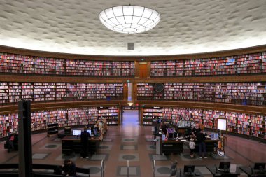 STOCKHOLM, SWEDEN - 22 Ağustos 2018: İnsanlar Stockholm Halk Kütüphanesi 'nin (Stadsbiblioteket) yuvarlak binasını ziyaret ediyorlar. Kütüphane 1928 'de açıldı..