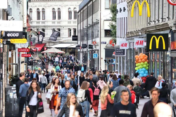 Gothenburg Sweden Sierpnia 2018 Ludzie Kupują Ulicy Kungsgatan Göteborgu Szwecja — Zdjęcie stockowe