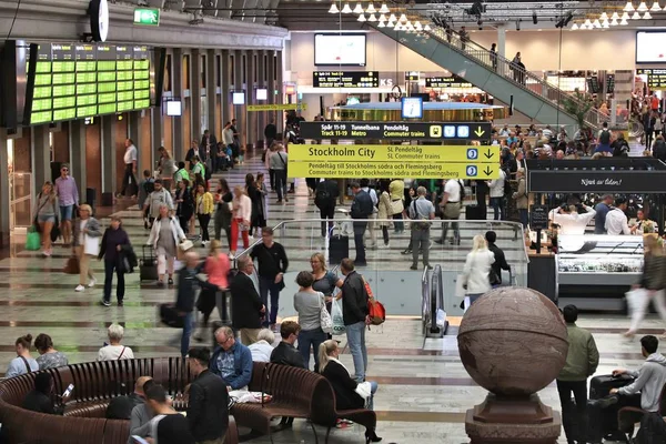 Stockholm Suécia Agosto 2018 Pessoas Apressam Estação Central Estocolmo Suécia — Fotografia de Stock