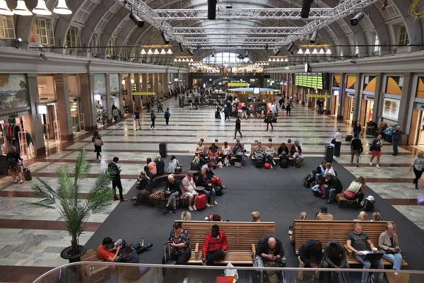 スウェーデン ストックホルム 2018年8月22日 スウェーデンのストックホルム中央駅で人々は急いでいます 毎日約20万人の観光客が訪れる — ストック写真