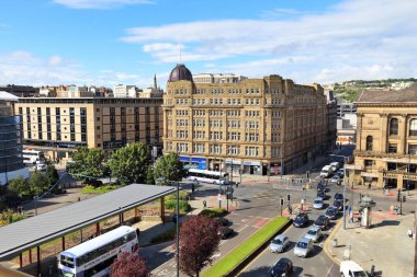 Bradford, İngiltere - 11 Temmuz 2016: İnsanlar ziyaret şehir Bradford, İngiltere'de. Bradford 528,155 nüfusu ile Yorkshire en büyük kentlerinden biridir.