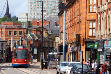 Sheffield, İngiltere - 10 Temmuz 2016: Sheffield, Yorkshire, İngiltere'de insanlar yürümek. Sheffield 6 İngiltere'de 529,541 nüfusa sahip şehridir.