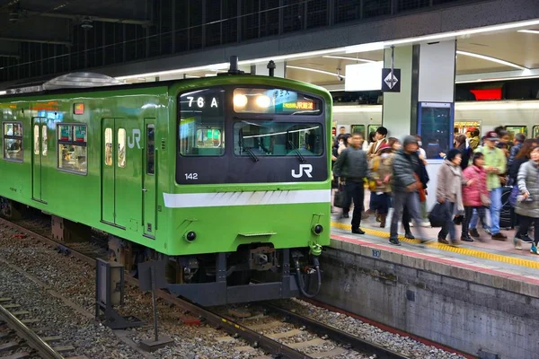Osaka Japonya Kasım 2016 Yolcu Osaka Japonya Tennoji Istasyonunda Trene — Stok fotoğraf