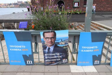 Stockholm, İsveç - 23 Ağustos 2018: Ilımlı parti (Moderaterna) siyasi posterler 9 Eylül 2018 üzerinde olmak İsveç genel seçim öncesi.