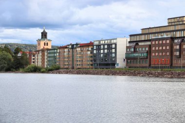 İsveç 'te Vattern Gölü' yle Jonkoping kasabasının silueti. Küçük bölge.