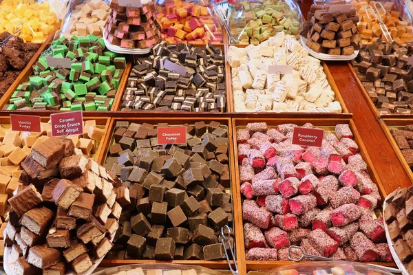 職人のお菓子で品種をファッジやチョコレート ショップ — ストック写真