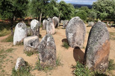 Almendres Cromlech - Neolitik Çağ Megalit anıt Portekiz.