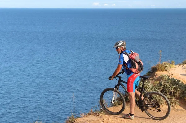 Algarve, Portekiz - 29 Mayıs 2018: Dağ bisikleti macera Portekiz Algarve bölgesinde turist sahiptir. Algarve kıyı bölgesinin her yıl 17 milyondan fazla turist çeken.