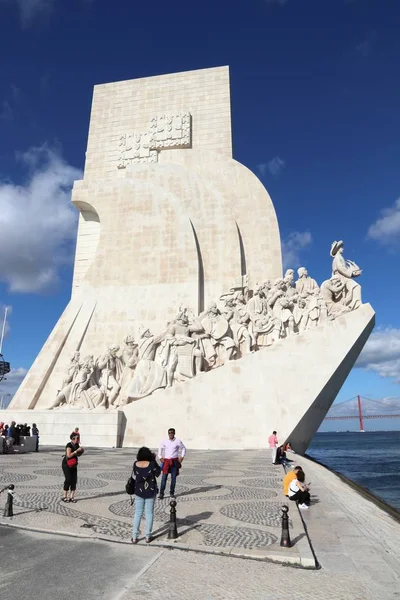 Lisbon Portugal June 2018 People Visit Padrao Dos Descobrimentos Monument — Stock Photo, Image