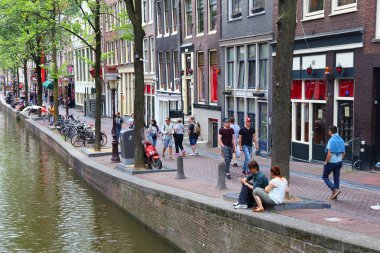 AMSTERDAM, NETHERLANDS - 8 HAZİRAN 2017: Amsterdam, Hollanda 'da insanlar Red Light District' i ziyaret ediyor. Amsterdam fuhuşa yönelik gevşek yasalarıyla tanınıyor..
