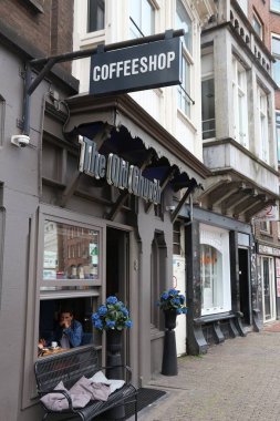Amsterdam, Hollanda - 8 Temmuz 2017: Coffee shop Old Church Amsterdam, Hollanda. Coffeeshops yasal olarak kişisel tüketim esrar satmak.
