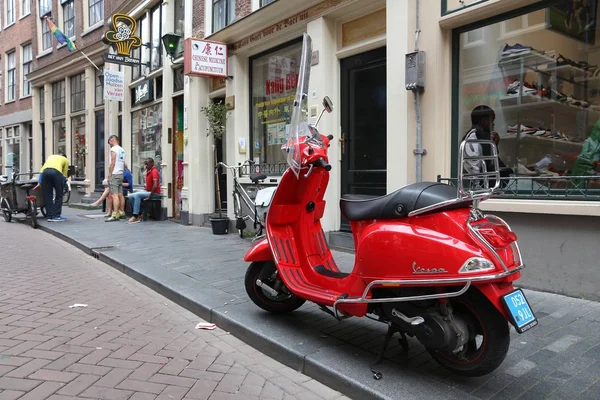 Amsterdam Nizozemsko Července 2017 Skútr Piaggio Vespa Červená Zaparkované Amsterdamu — Stock fotografie