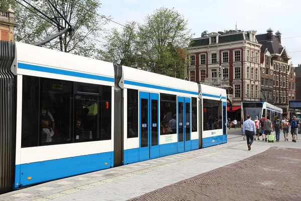 Amsterdam Niderlandy Lipiec 2017 Ludzie Jeżdżą Tramwajem Elektrycznym Gvb Model — Zdjęcie stockowe