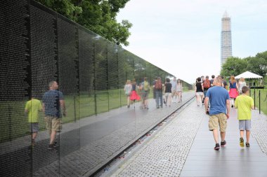 Washington Dc, Amerika Birleşik Devletleri - 13 Haziran 2013: 2012 yılında ABD'nin başkenti Washington, DC 18,9 milyon turist Vietnam Gazileri Anıtı ziyaret ziyaret etti.