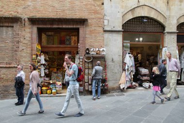 San Gimignano, İtalya - 2 Mayıs 2015: İnsanlar eski şehir San Gimignano ziyaret edin. Ortaçağ kenti UNESCO Dünya Miras Listesi 1990 yılından bu yana olduğunu..