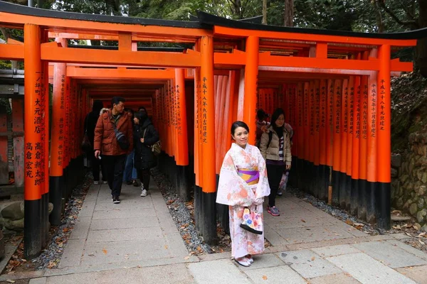 京都市 2016 は京都の伏見稲荷大社の鳥居に沿って歩きます 伏見稲荷で 000 以上の鳥居があります — ストック写真