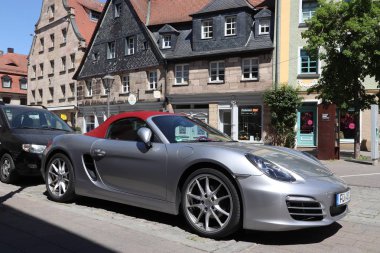 Furth, Almanya - 6 Mayıs 2018: Almanya'da Park gümüş Porsche Boxster roadster spor Cabrio araba. (2017 yılı itibariyle Almanya'da kayıtlı 45.8 milyon arabalar).