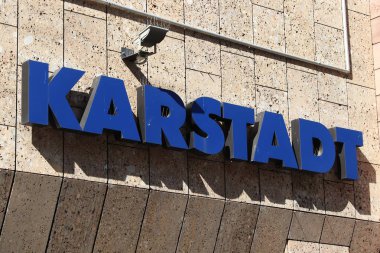Nürnberg, Almanya - 6 Mayıs 2018: Karstadt mağaza, Nuremberg, Almanya. Karstadt Warenhaus Gmbh Almanya 90 yerleri ile Alman mağaza zinciri olsun.