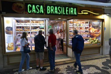 Lisbon, Portekiz - 6 Haziran 2018: İnsanlar Casa Brasileira ekmek Lizbon ziyaret edin. Lizbon 11 en kalabalık kentsel alanda AB (2.8 milyon kişi olduğunu).