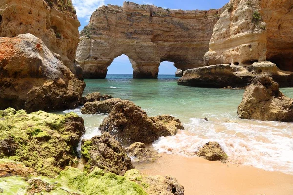 Marinha海滩自然拱门 Praia Marinha 葡萄牙阿尔加维地区的大西洋海岸景观 — 图库照片