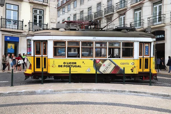 Lisbon Portugalia Czerwca 2018 Ludzie Jeżdżą Żółtym Tramwajem Dzielnicy Chiado — Zdjęcie stockowe