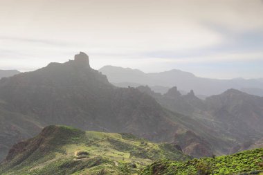 Gran Canaria peyzaj - puslu dağlar Caldera de Tejeda. Kış görünümü.