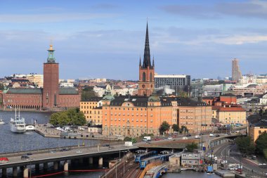 Stockholm şehir manzarası ile Belediye Binası (Stadshuset), orta Köprüsü (Centralbron) ve Old Town (Gamla Stan).