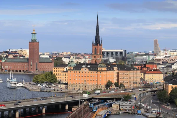 斯德哥尔摩城市天际线与市政厅 Stadshuset 中央桥梁 Centralbron 和老镇 格姆拉斯坦斯坦 — 图库照片