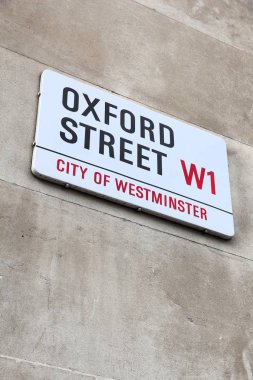 Londra, İngiltere - 7 Temmuz 2016: Londra, İngiltere Oxford Street işareti. Londra metro, bölgede yaşayan 13 milyon kişi ile İngiltere'de en kalabalık kentidir.