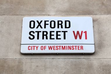 Londra, İngiltere - 7 Temmuz 2016: Londra, İngiltere Oxford Street işareti. Londra metro, bölgede yaşayan 13 milyon kişi ile İngiltere'de en kalabalık kentidir.